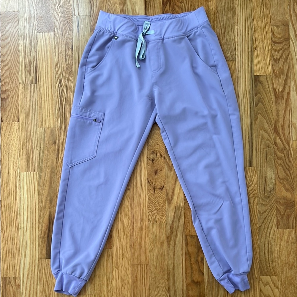 Figs Zamora Joggers
Color: Lavender Dew☮️
Size: small/petite